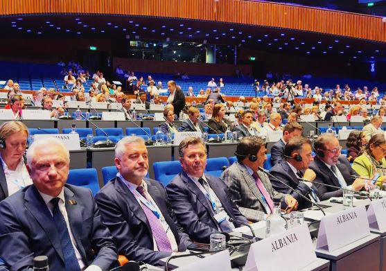 Mediu: Kapja e shtetit, korrupsioni kërcënojnë Ballkanin