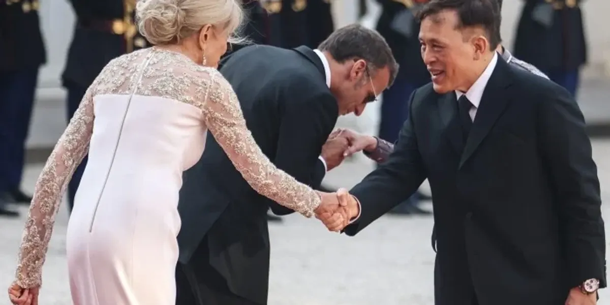 Macron nuk u gjunjëzua para Mbretit të Tajlandës, imazh nga