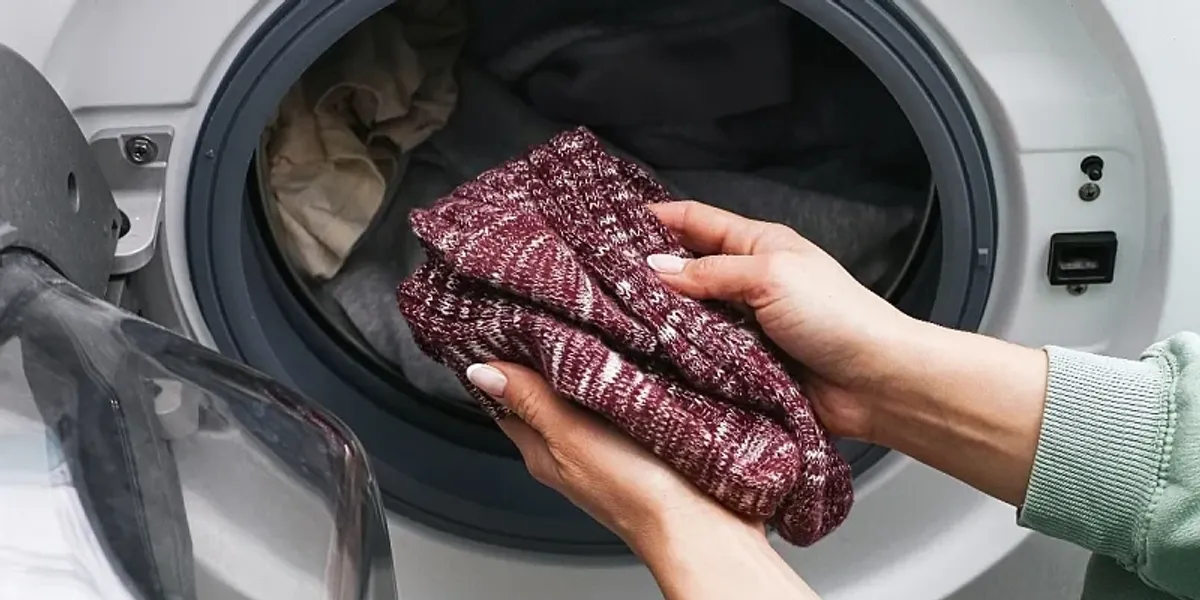 Kujdesi ndaj rrobave: Cilët materiale nuk lahen në lavatriçe