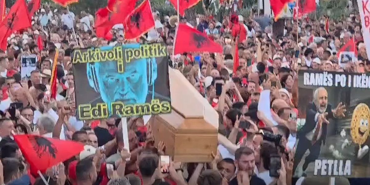 Protestuesit vendosin arkivol para Kryeministrisë