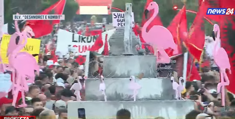 Protestuesit uruan Ramën me tortë bunker dhe thirrje “në