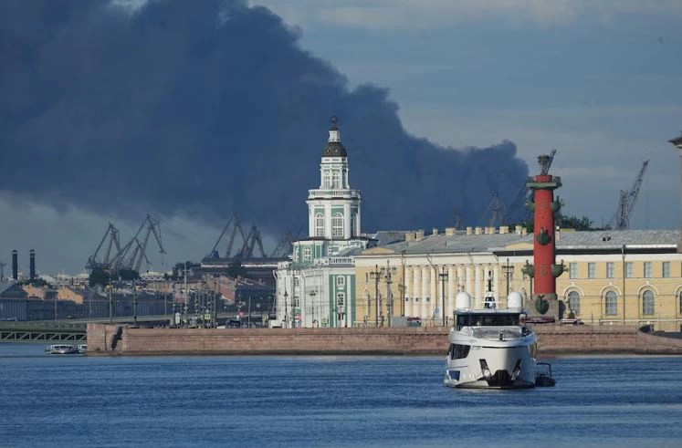 Sulm me dronë në Shën Petersburg, dëmtohen porte nafte