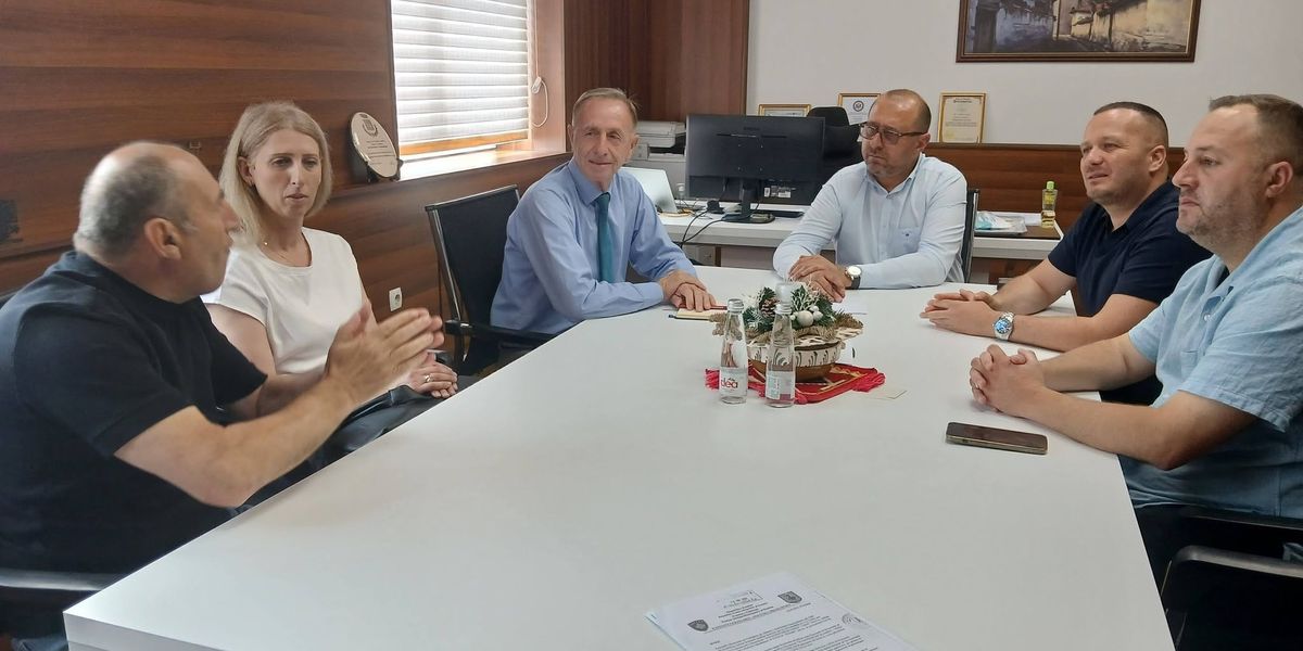 Prishtinë: Punëtorët teknikë të shkollave marrin paga dhe