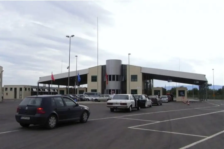 Francez tenton të kontrabandojë tajlandeze në valixhe nga