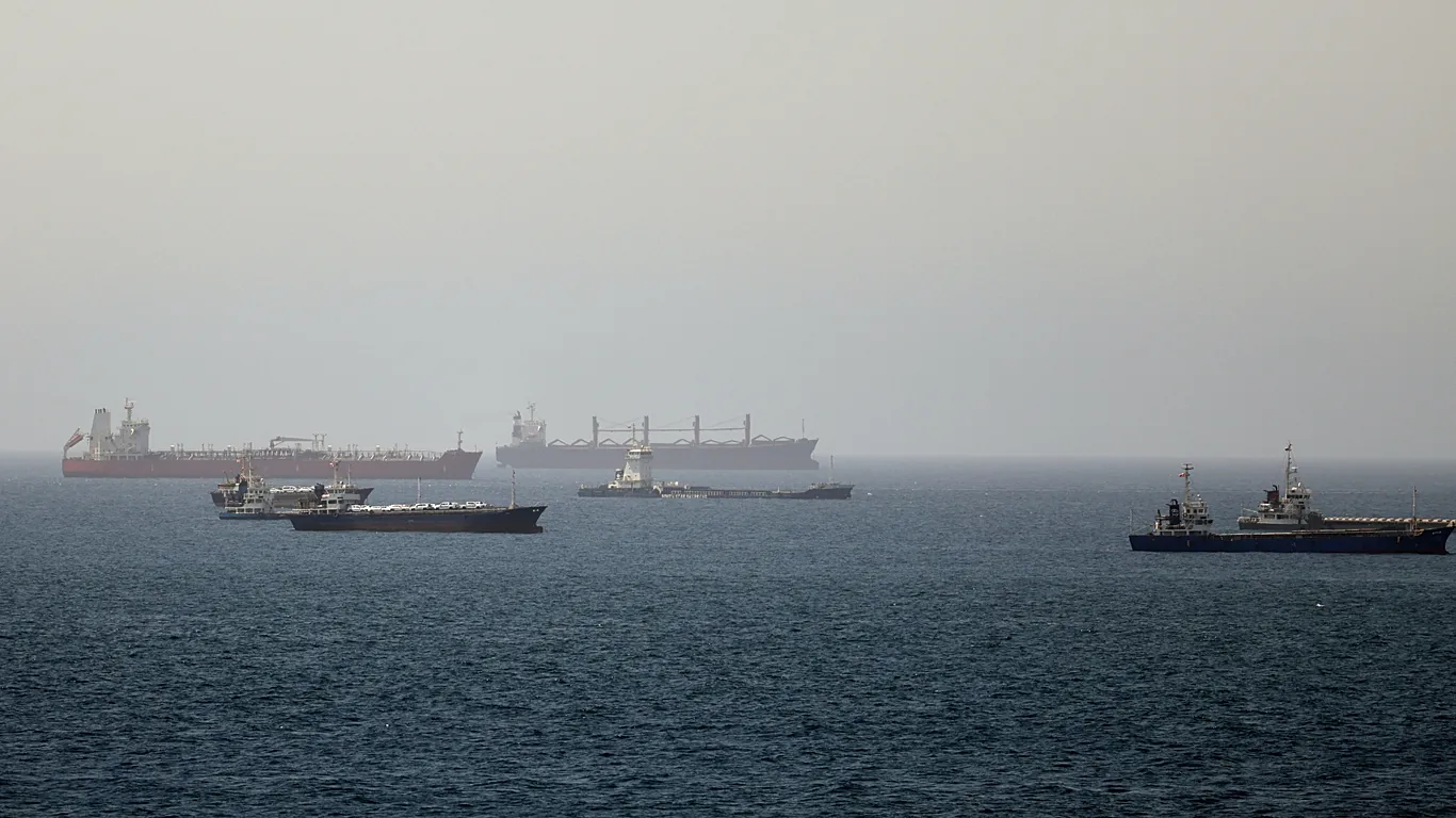 Tanker nafte goditet në Ngushticën e Hormuzit
