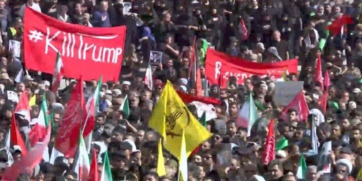 Mijëra iranianë kërkojnë hakmarrje në funeralin e Khameneit
